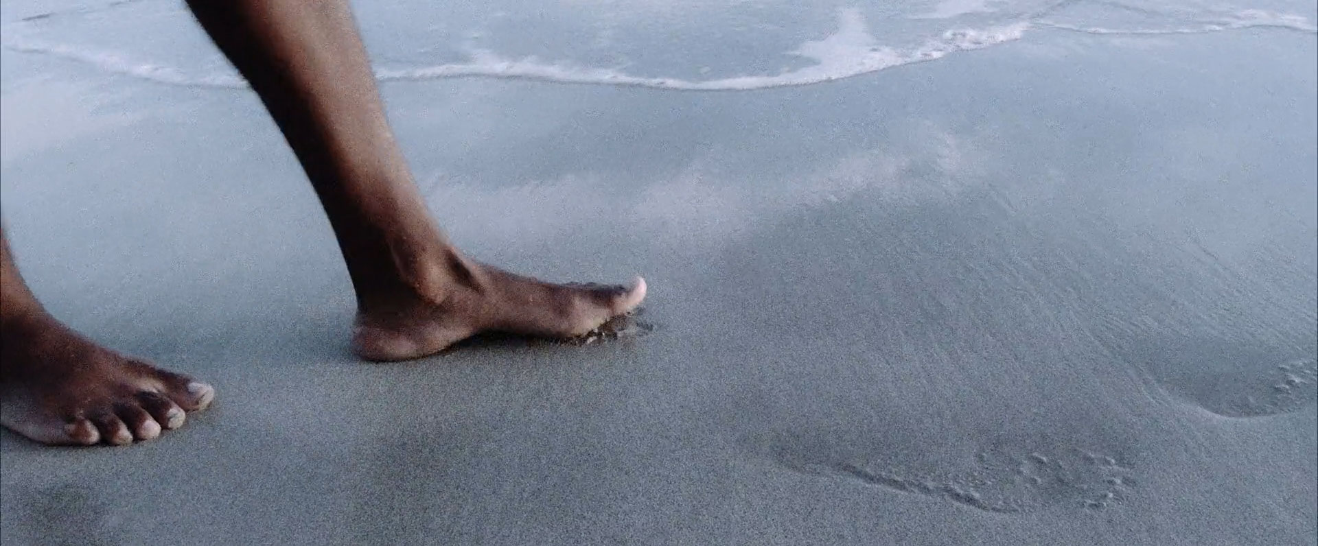 Nackte Füße am Strand