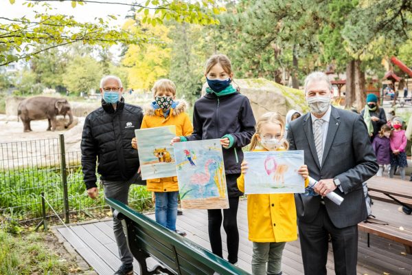 GAG-Vorstand Eichner mit Gewinnerkindern des Zoo-Malwettbewerbs in Köln