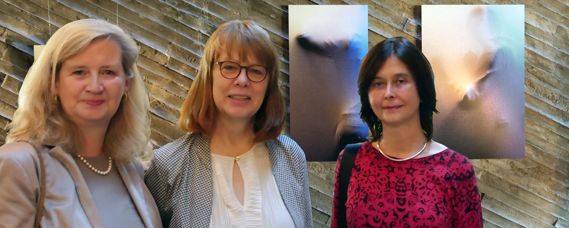 Reni Scholz (M.) bei der Ausstellungseröffnung "Kollaborate" mit Myriam Thyes (r.) und Prof. Irene Daum in unserer Kulturkirche Ost in Köln