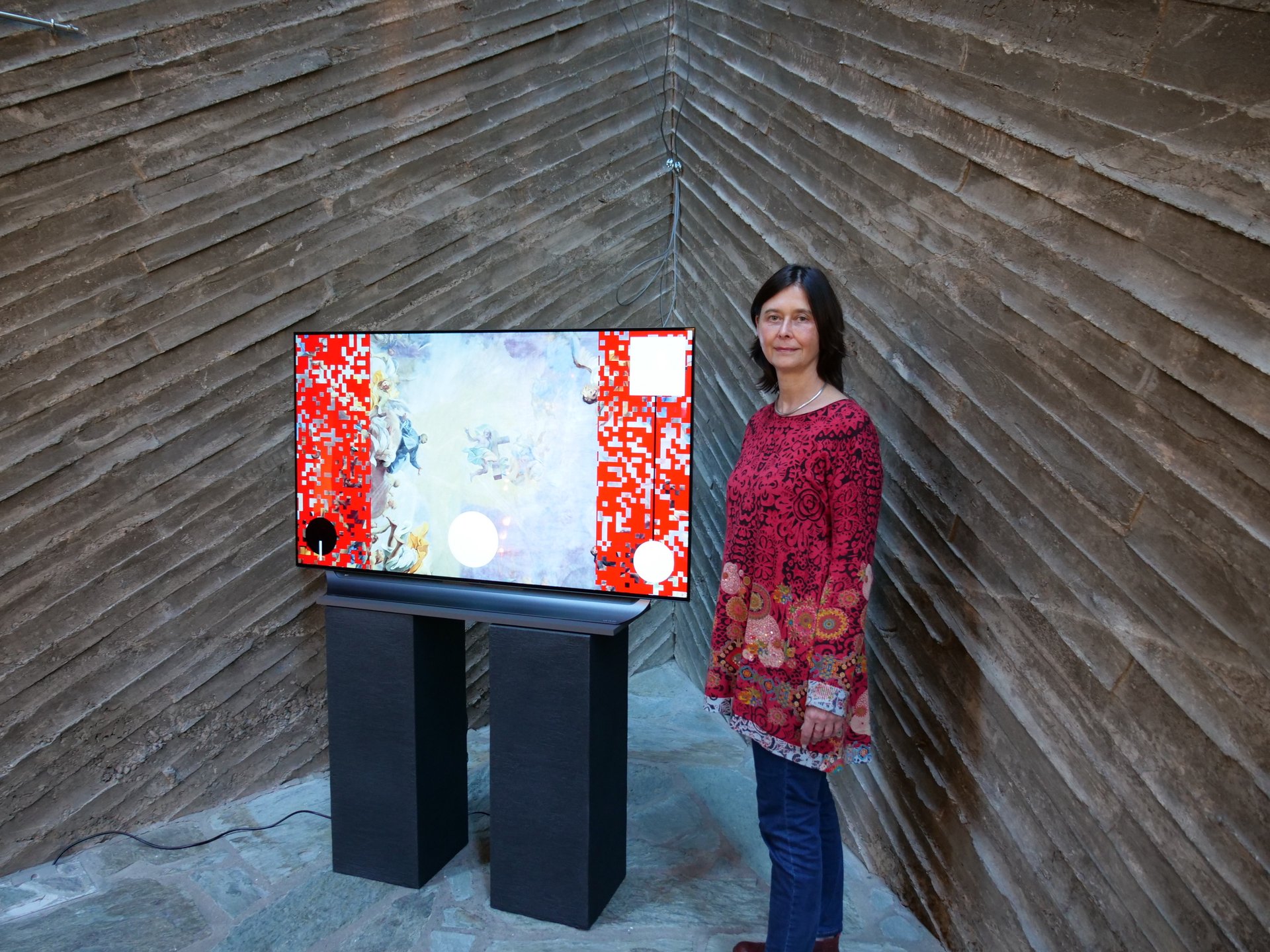 Myriam Thyes vor ihrer Video-Art bei der Ausstellungseröffnung "Kollaborate" von Reni Scholz in unserer KULTURKIRCHE OST in Köln