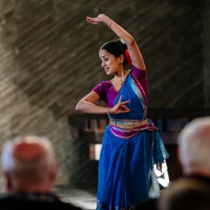 Reena Pathrose brachte den Besuchern der Ausstellungseröffnung von TANSANIA-INDIEN-DEUTSCHLAND in unserer KULTURKIRCHE OST in Köln die indische Tradition des Bharatanatyam näher